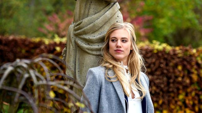 Bild: ARD/Christof Arnold Alicia (Larissa Marolt) hofft, dass Viktor bald über seine Gefühle für sie hinweg kommt.