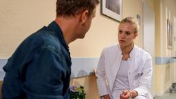 Alicia (Larissa Marolt) informiert Nils (Florian Stadler) über Tinas Gesundheitszustand.