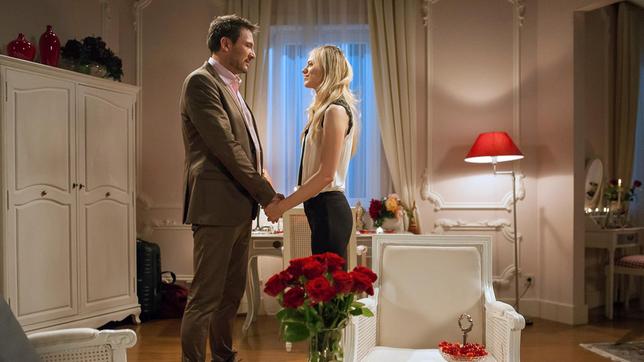 Bild: ARD/Ines Tausch Alicia (Larissa Marolt) macht Christoph (Dieter Bach) einen Heiratsantrag.