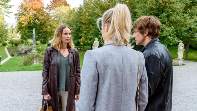 Bild: ARD/Christof Arnold Alicia (Larissa Marolt) steht dem schuldbewussten Viktor (Sebastian Fischer) beim ersten Treffen mit Jessica Bronckhorst (Isabell Ege) bei.