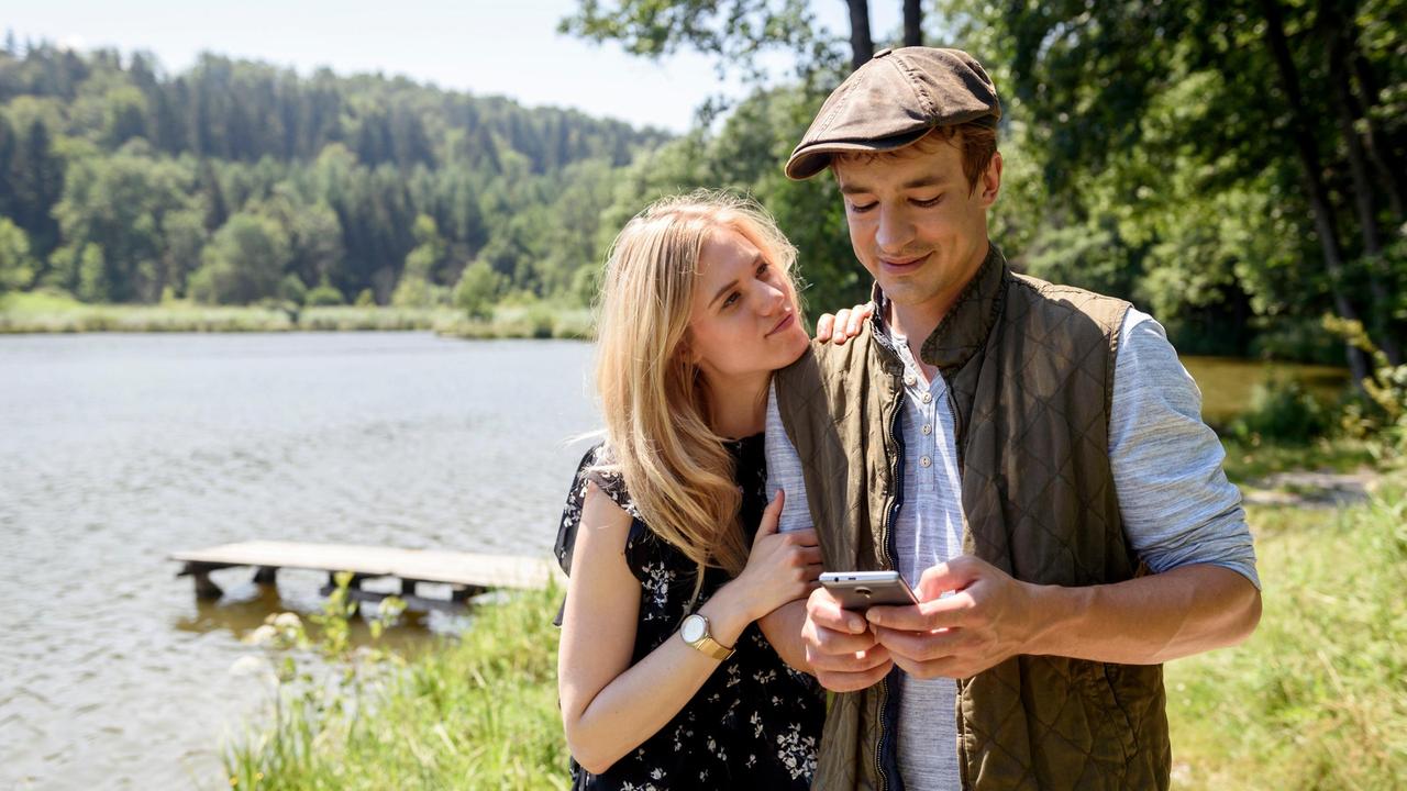 Alicia (Larissa Marolt) und Viktor (Sebastian Fischer) freuen sich auf ihre Hochzeit.