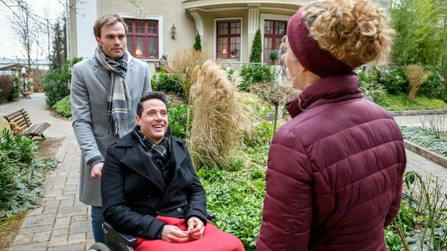 Bild: ARD/Christof Arnold Als Dirk (Markus Pfeiffer) Franzi (Léa Wegmann) Komplimente macht, wird Steffen (Christopher Reinhardt) von einer schmerzhaften Erinnerung heimgesucht …