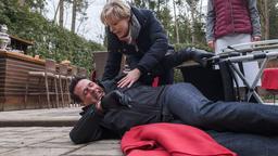 Als Dirk (Markus Pfeiffer) mit seinem Rollstuhl stürzt, muss er gedemütigt die Hilfe von Linda (Julia Grimpe, h.) annehmen.