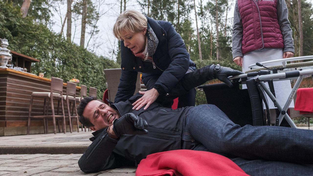 Als Dirk (Markus Pfeiffer) mit seinem Rollstuhl stürzt, muss er gedemütigt die Hilfe von Linda (Julia Grimpe, h.) annehmen.