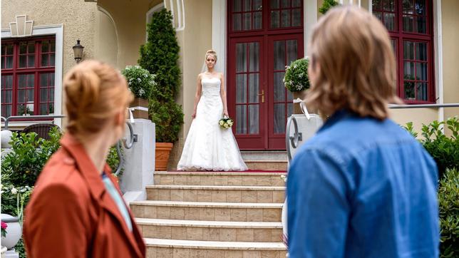 Als Ella (Victoria Reich) im Brautkleid vor William (Alexander Milz) und Rebecca (Julia Alice Ludwig) steht, kommt es zu einem emotionalen Moment.