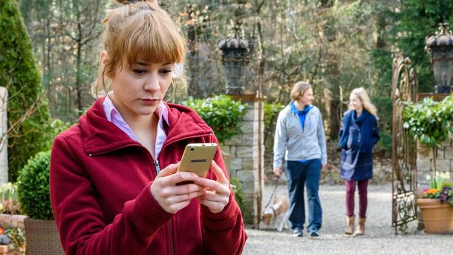 Bild: ARD/Christof Arnold Als Ella (Victoria Reich, hinten) und William (Alexander Milz) mit Anka vorbeikommen, erkennt Rebecca (Julia Alice Ludwig), dass William "Mr. Wrong" ist.