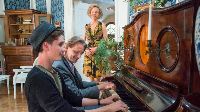Bild: ARD/Marco Meenen Als Fabien (Lukas Schmidt) zusammen mit seinem Vater Michael (Erich Altenkopf) musiziert, erobert er Nataschas (Melanie Wiegmann) Herz im Sturm.