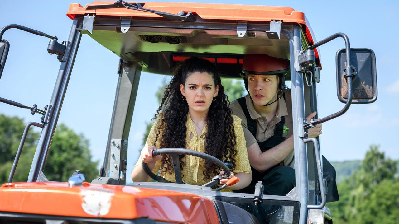 Als Gerry (Johannes Huth) Shirin (Merve Çakır) ans Steuer lässt, fährt diese voller Übermut ein Schild um.