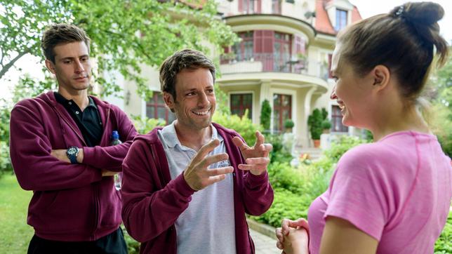 Joe (Matthias Brüggenolte) erklärt Eva (Uta Kargel) seine außergewöhnlichen Yoga-Techniken.