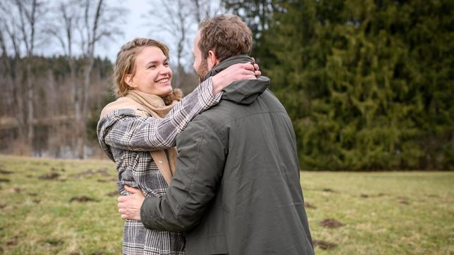 Bild: ARD/Christof Arnold Als Maja (Christina Arends) und Florian (Arne Löber) das gesuchte Passwort finden, kommen sich beide sehr nah.