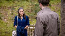 Als Maxi (Katharina Scheuba) sich verwundert nach dem Grund erkundigt, warum Henry (Elias Reichert) am