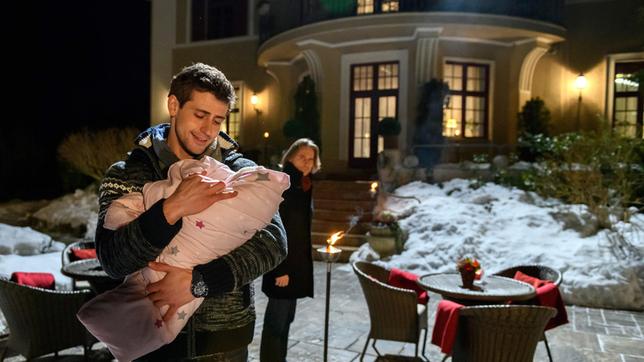 Bild: ARD/Christof Arnold Als Michael (Erich Altenkopf, h.) Paul (Sandro Kirtzel) mit dem Baby sieht, trifft er eine Entscheidung.