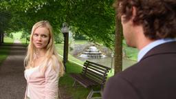 Als sich Sebastian (Kai Albrecht) mit einem Kuss von Luisa (Magdalena Steinlein) verabschieden will, stößt sie ihn überfordert von sich.