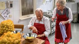 Als Werner (Dirk Galuba) Hildegard (Antje Hagen) in der Küche hilft, verletzt er sich am Finger.