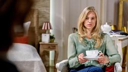 Als Xenia Alicia (Larissa Marolt) einen Tee anbietet, kommt dieser ein schlimmer Verdacht.