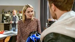 Amelie (Julia Gruber) erkennt entsetzt im Beisein von Florian (Arne Löber), dass der neue Mitbewohner Max (Stefan Hartmann) der draufgängerische Mountainbiker ist.