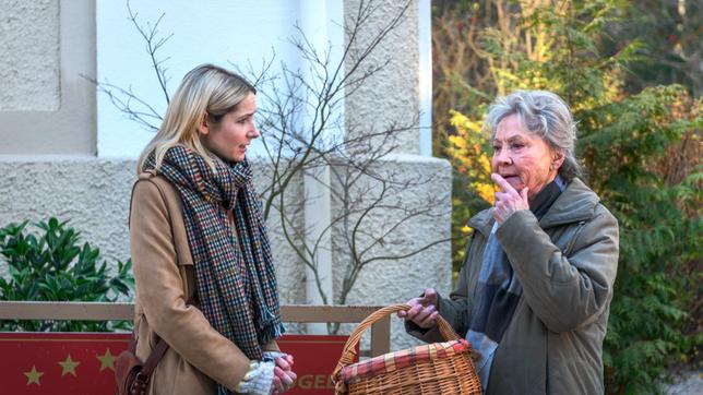 Amelie (Julia Gruber) fragt Hildegard (Antje Hagen) nach ihrem Geldbeutel.