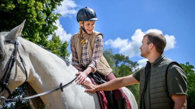 Amelie (Julia Gruber) freut sich, denn Tim (Florian Frowein) lädt sie zu einem Date ein.