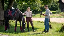 Amelie (Julia Gruber) freut sich mit Tim (Florian Frowein), dass sich sein Traineridol zum Polo-Turnier angekündigt hat.