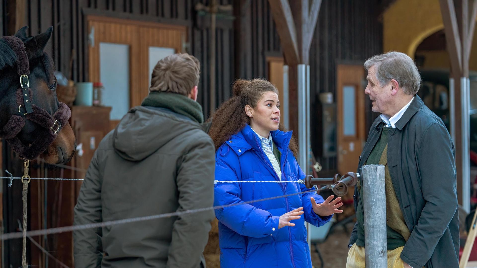 Ana (Soluna-Delta Kokol) bittet den widerstrebenden Vincent (Martin Walde) um einen Gefallen wegen des wichtigen Gastes (Andreas von Studnitz).