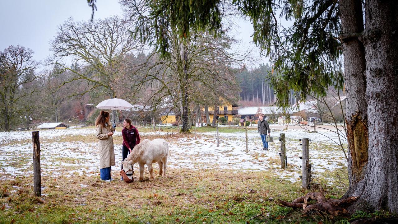 Ana (Soluna-Delta Kokol) ist beeindruckt von Natalies (Teresa Klamert, M. mit Martin Walde, hinten) Leidenschaft für ihre Tierrettungsstation.