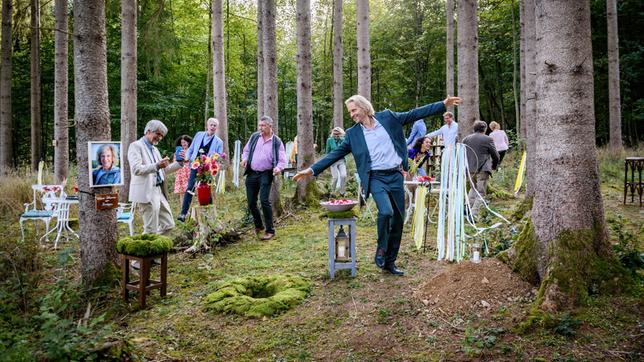 Bild: ARD/WDR/Christof Arnold Ana ist gerührt, als Wilma ein fröhliches Abschiedsfest geplant hat (mit Erich Altenkopf, Dionne Wudu & Martin Walde).