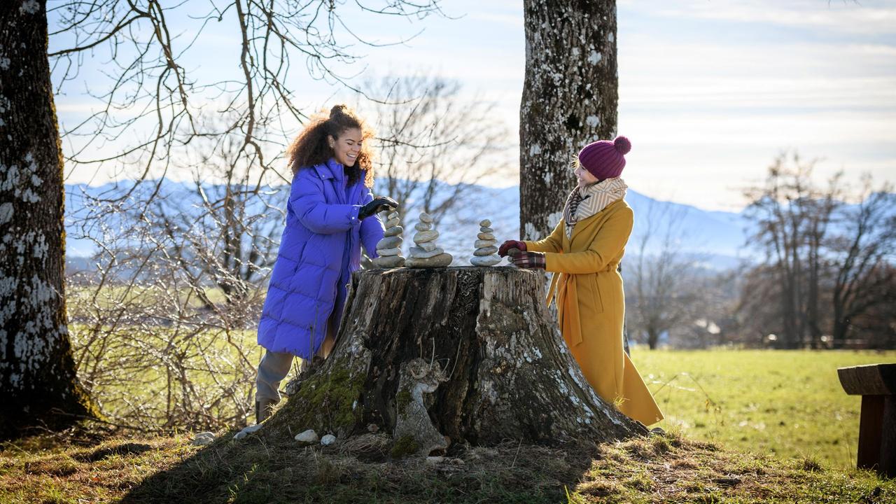 Ana (Soluna-Delta Kokol) und Katja (Isabell Stern) knüpfen weiter freundschaftliche Bande.