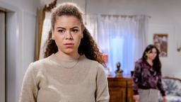 Ana (Soluna-Delta Kokol, vorne mit Yeliz Simsek, hinten) wird nachdenklich, weil sich die Nachricht von ihrem Erbe schon rumgesprochen hat.