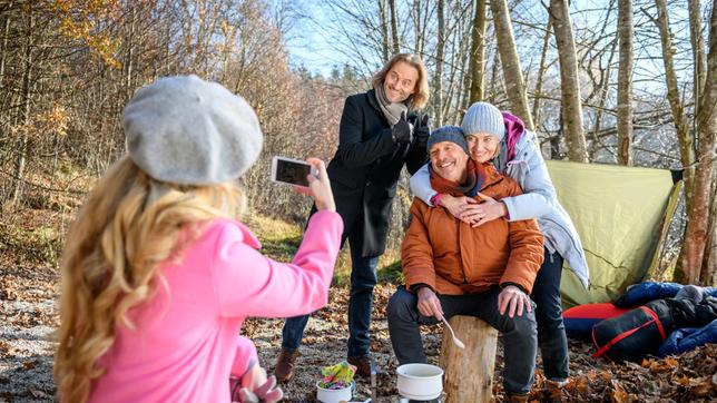 André (Joachim Lätsch) behauptet vor Rosalie (Natalie Alison) und Michael (Erich Altenkopf), voller Vorfreude auf das Camping-Abenteuer mit Leentje (Antje Mairich) zu sein.