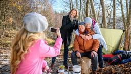 André (Joachim Lätsch) behauptet vor Rosalie (Natalie Alison) und Michael (Erich Altenkopf), voller Vorfreude auf das Camping-Abenteuer mit Leentje (Antje Mairich) zu sein.