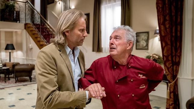 André (Joachim Lätsch) bittet Michael (Erich Altenkopf), ihn trotz des Verbots der Ärztekammer, zu behandeln.