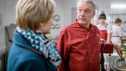 André (Joachim Lätsch) erfährt von Linda (Julia Grimpe), dass sein Appell an Dirk ein Unglück ausgelöst hat.