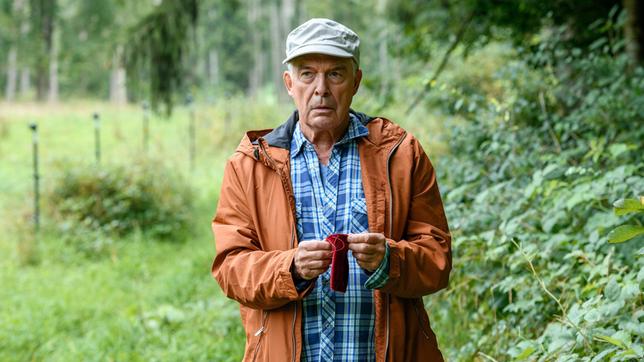 André (Joachim Lätsch) erinnert sich, wie er Alfons' Samtsäckchen im Wald gefunden hat.