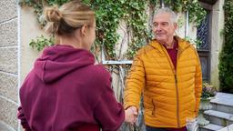 André (Joachim Lätsch) erlaubt Josie (Lena Conzendorf), wieder in der Küche arbeiten zu dürfen.