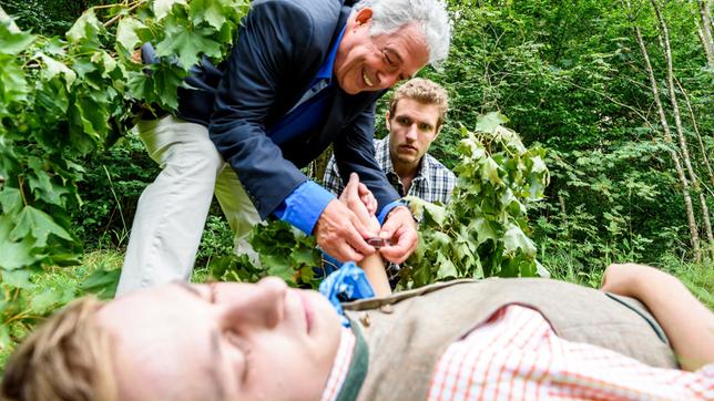 Bild: ARD/Christof Arnold André (Joachim Lätsch) findet im Beisein von Oskar (Philip Butz) die Uhr an Philipp von Kehlings Leiche.