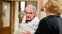 André (Joachim Lätsch) klagt Natascha (Melanie Wiegmann) sein Leid, dass er wieder Chefkoch in der "Fürstenhof"-Küche sein will.