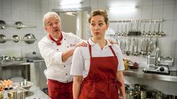 André (Joachim Lätsch) macht Tina (Christin Balogh) klar, dass sie ihre Aufgaben für die Berufsschule nicht während ihrer Arbeitszeit erledigen darf.