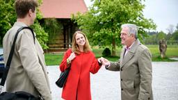 André (Joachim Lätsch) präsentiert Henry (Patrick Dollmann) Lucy (Jennifer Siemann), als seine Tanzpartnerin für den Landler-Wettbewerb.