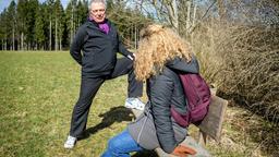 André (Joachim Lätsch) schlägt Franzi (Léa Wegmann) vor, gemeinsam mit Steffen am Business-Lauf teilzunehmen.