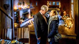 André (Jochim Lätsch) trifft sich mit Melli (Bojana Golenac) in der Romantikhütte, die er extra im sardischen Stil hat schmücken lassen.