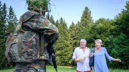 André (Joachim Lätsch) und Linda (Julia Grimpe) erschecken sich fast zu Tode, als vor ihnen ein Soldat (Komparse) in Tarnkleidung aus der Deckung springt.