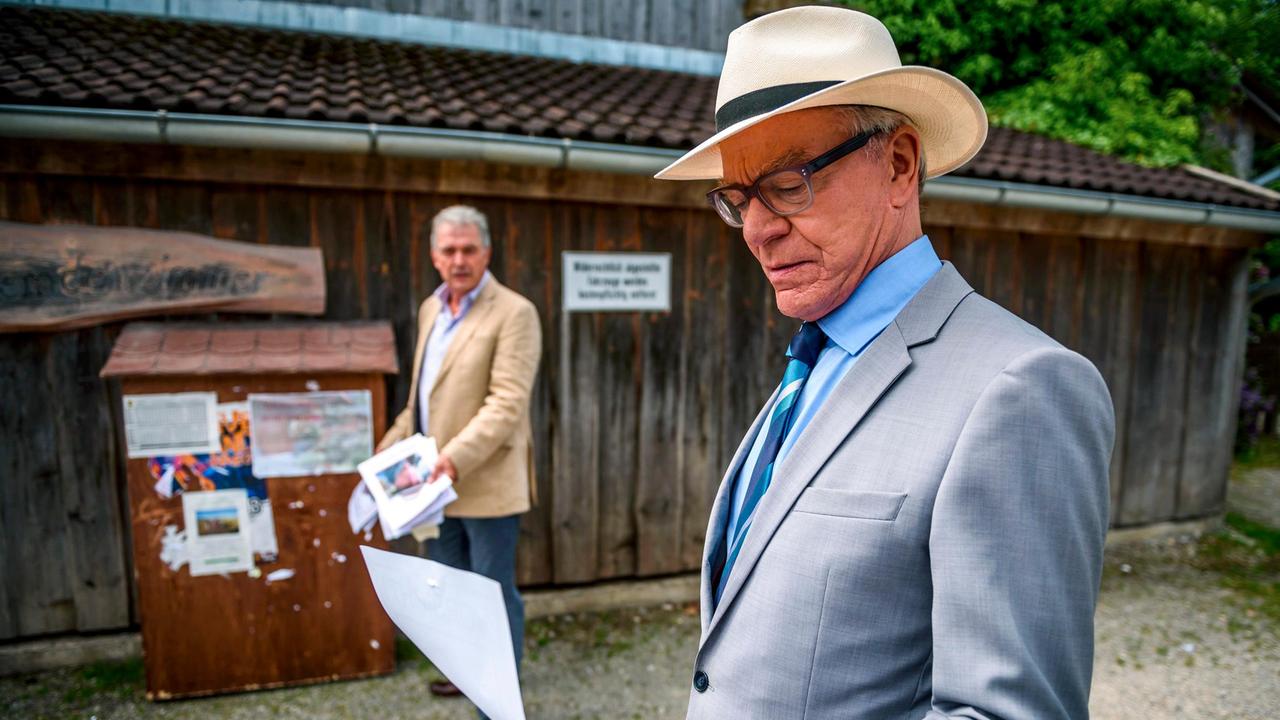 André (Joachim Lätsch) und Werner (Dirk Galuba) hängen die rufschädigenden Plakate ab.