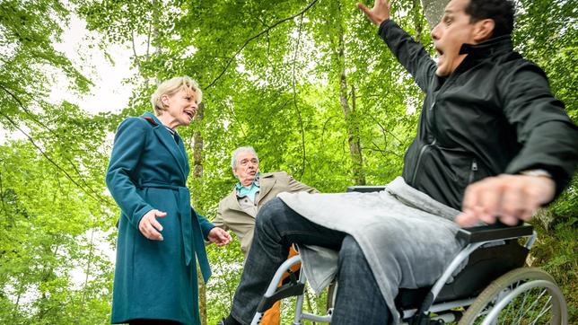 Bild: ARD/Christof Arnold André (Joachim Lätsch) verliert vor Linda (Julia Grimpe) die Nerven und versetzt dem Rollstuhl von Dirk (Markus Pfeiffer) einen Tritt.