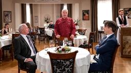 Andrés (Joachim Lätsch) neue „Eigenkreation“ kommt bei Robert (Lorenzo Patané) und Werner (Dirk Galuba) gut an (mit Komparsen).