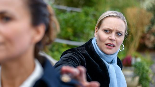 Annabelle (Jenny Löffler) glaubt, die tote Romy (Komparsin) zu sehen.