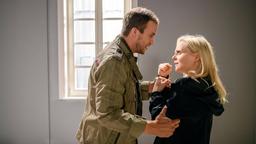 Annabelle (Jenny Löffler) hält Tims (Florian Frowein) Besuch für eine Falle.