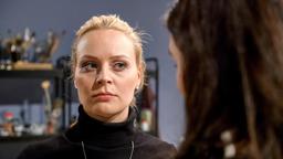 Annabelle (Jenny Löffler) heuchelt Denise (Helen Barke) großes Mitgefühl vor.