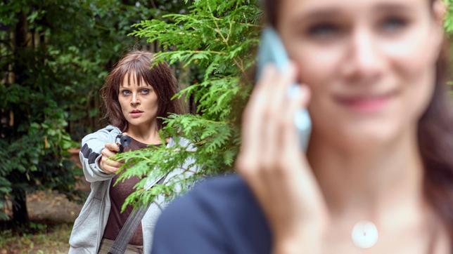 Bild: ARD/Christof Arnold Annabelle (Jenny Löffler) ist entschlossen, ihren mörderischen Plan zu Ende zu bringen. Denise (Helen Barke) ahnt nicht, dass sie in Todesgefahr schwebt. Ihre Schwester zielt mit der Pistole auf sie.