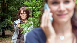 Annabelle (Jenny Löffler) ist entschlossen, ihren mörderischen Plan zu Ende zu bringen. Denise (Helen Barke) ahnt nicht, dass sie in Todesgefahr schwebt. Ihre Schwester zielt mit der Pistole auf sie.