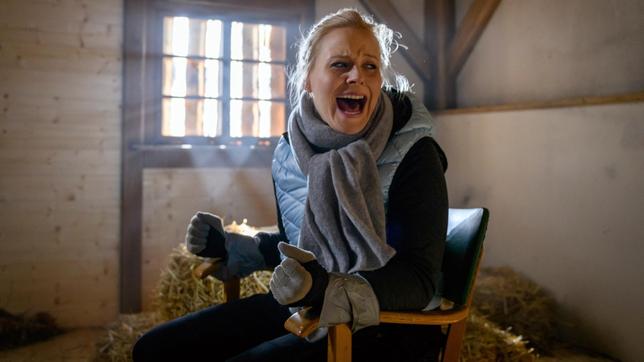 Annabelle (Jenny Löffler) kommt in einem abgedunkelten Raum, an einen Stuhl gefesselt zu sich und ruft verzweifelt um Hilfe.
